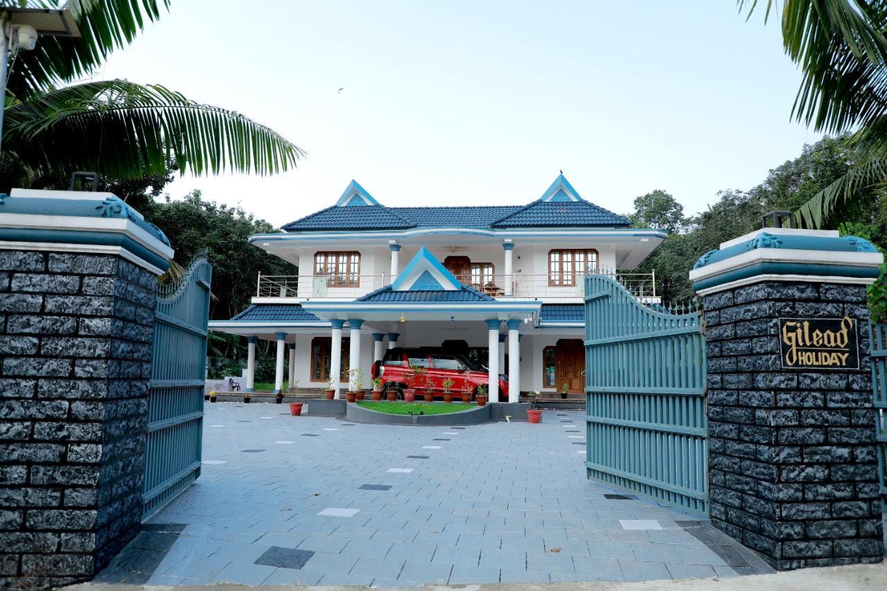 Gilead Holliday Hotel Tamarakulam Bagian luar foto