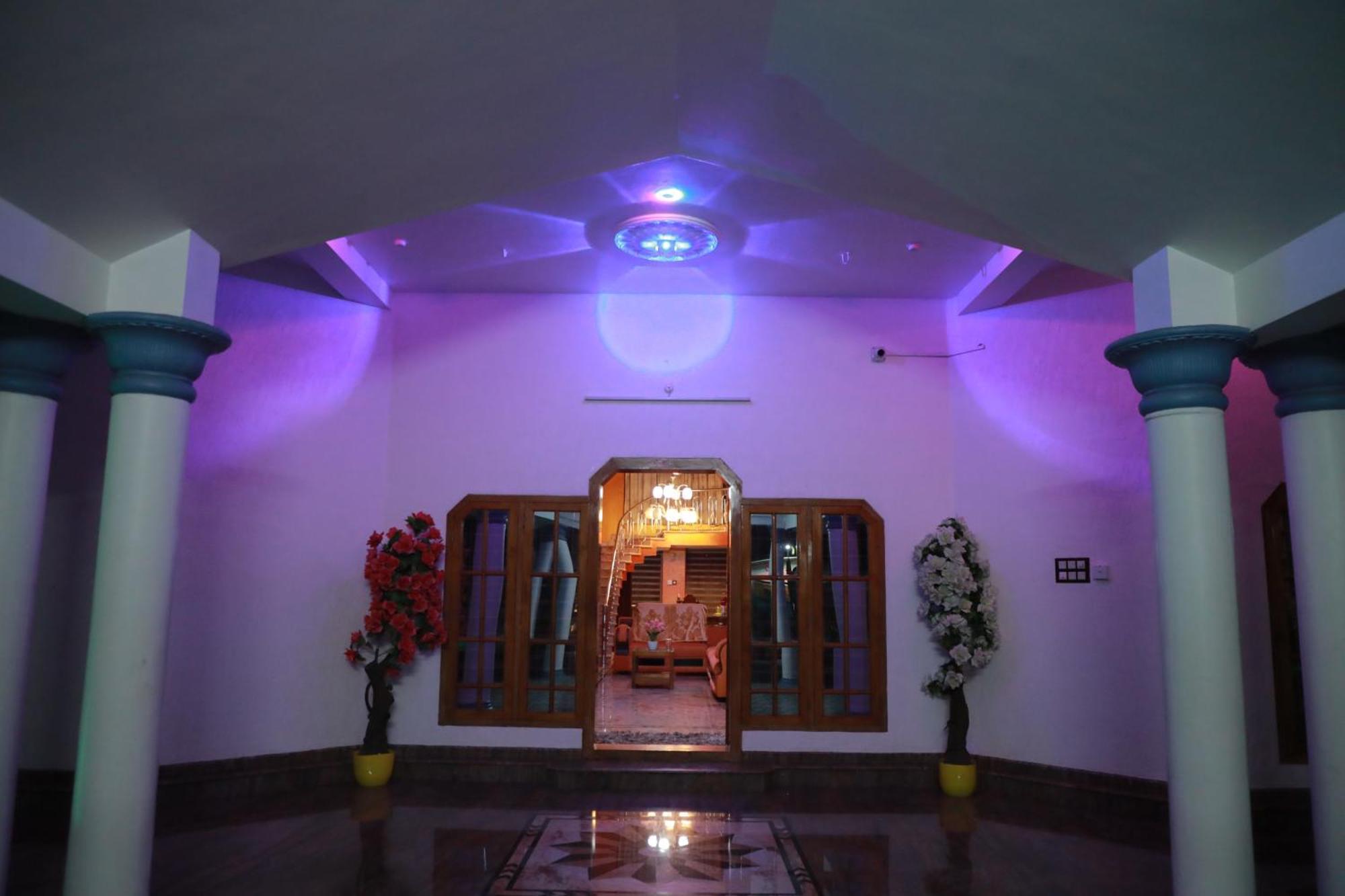 Gilead Holliday Hotel Tamarakulam Bagian luar foto