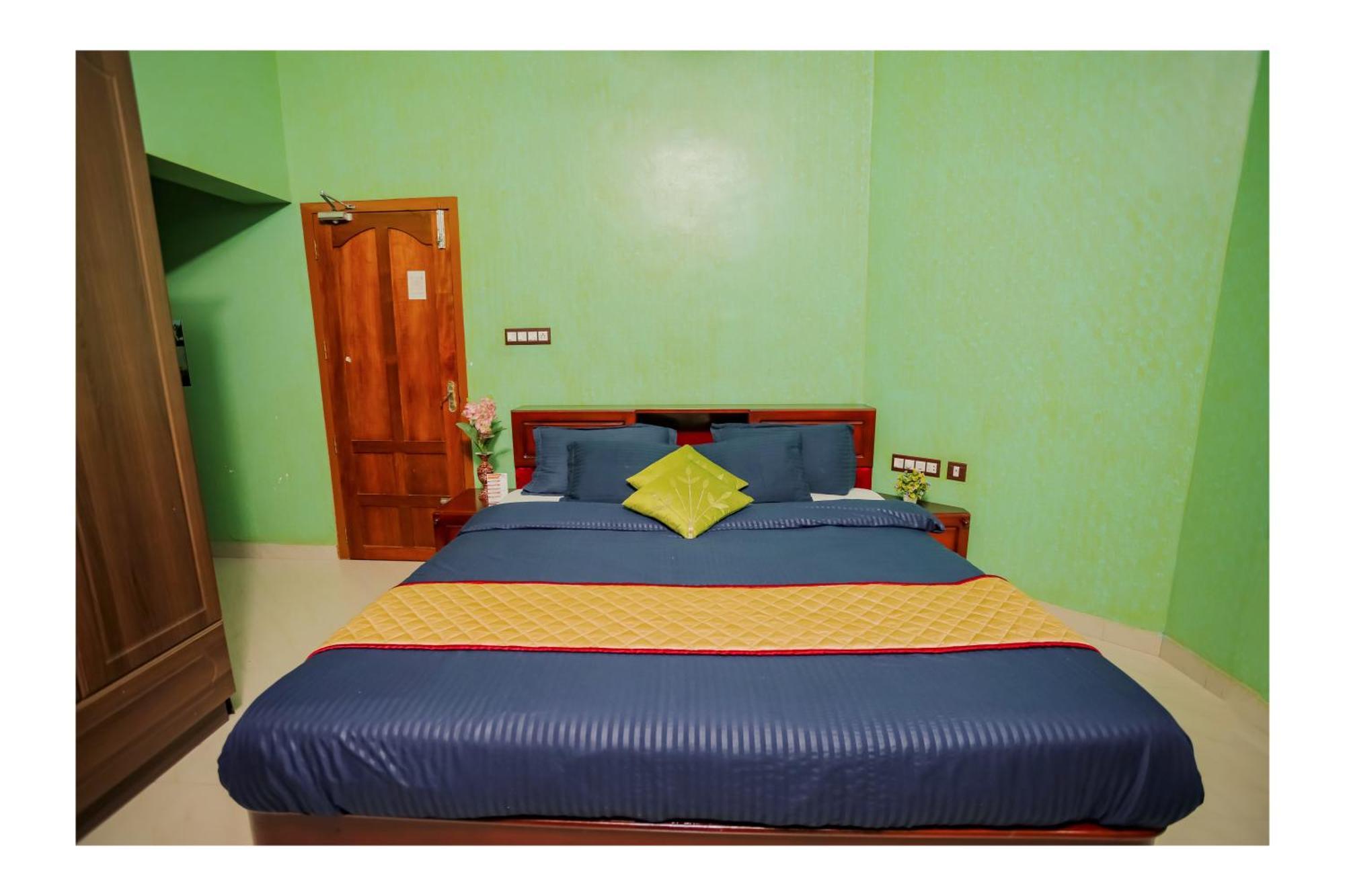 Gilead Holliday Hotel Tamarakulam Bagian luar foto